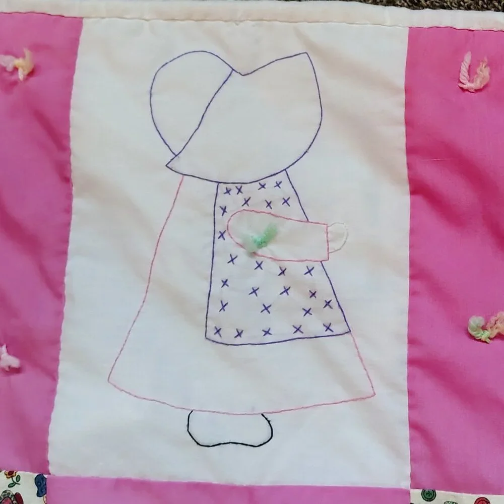VINTAGE Cotton Handmade Pink White SUN BONNET SUE Quilt Baby Blanket